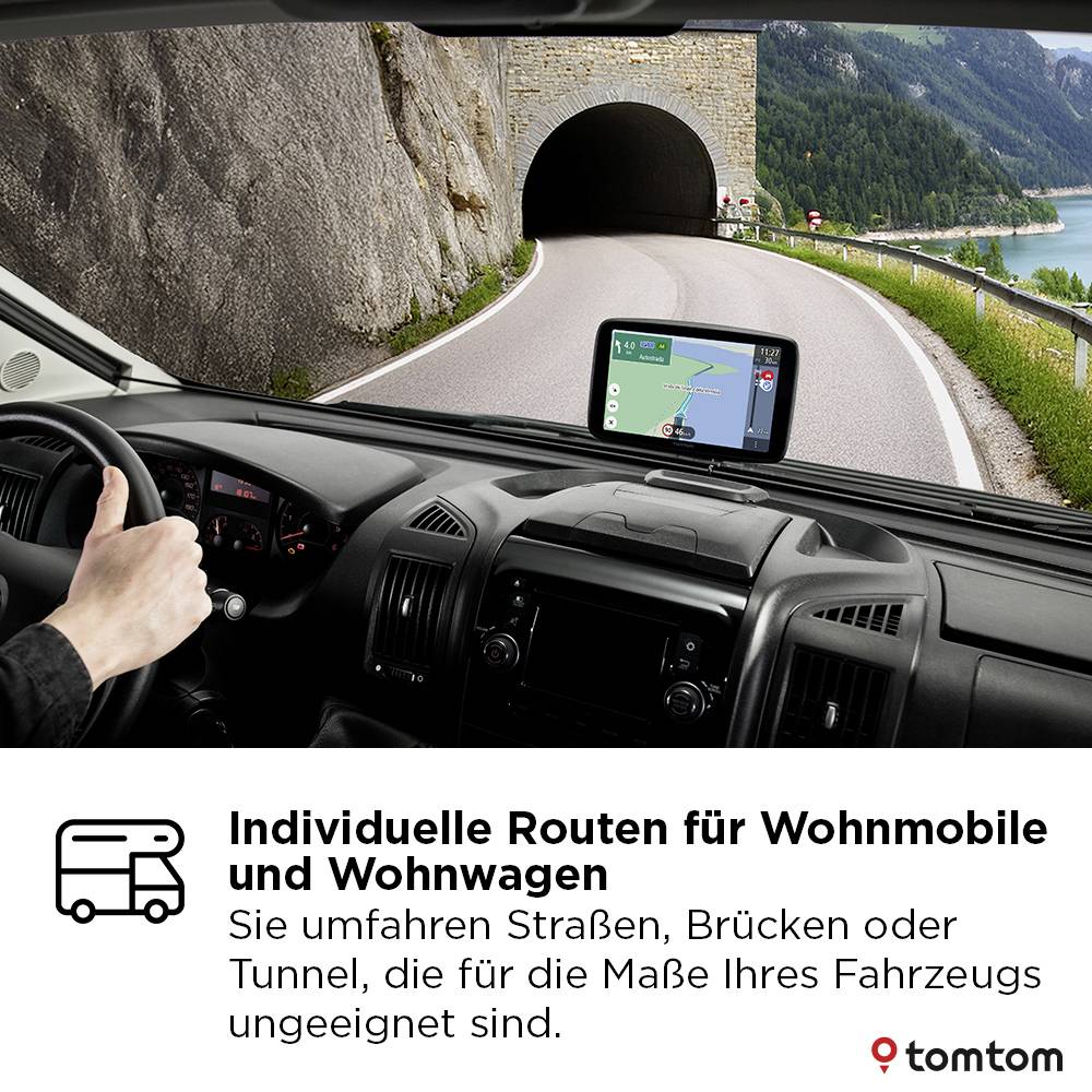 Řidič jedoucí vozidlem směrem k tunelu, navigovaný systémem TomTom umístěným na palubní desce, který zobrazuje vlastní trasu vhodnou pro karavany.