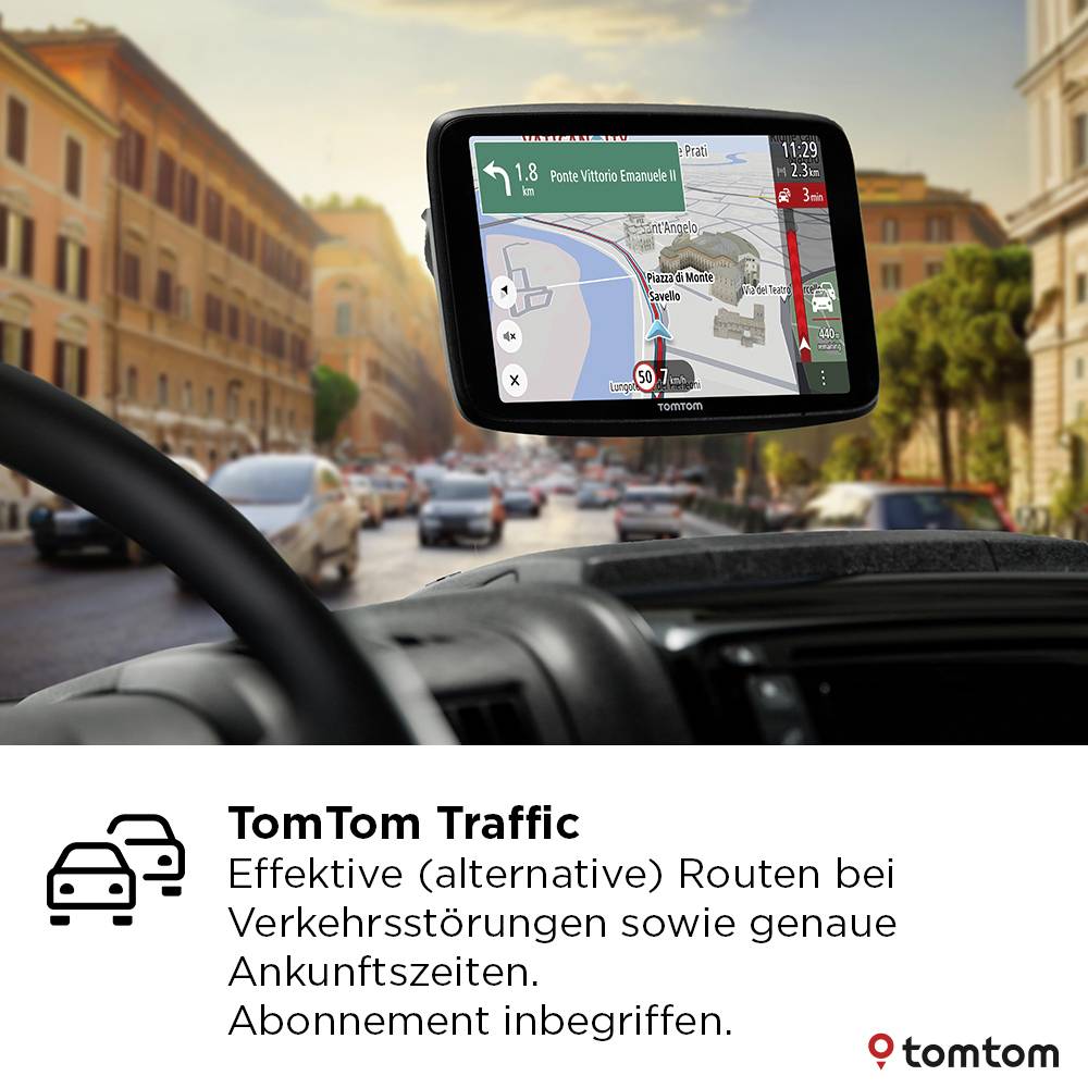 Navigační zařízení GPS zobrazující trasu v městském prostředí. Text v češtině propaguje TomTom Traffic pro alternativní trasy a odhadované časy příjezdu.