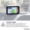 Navigační zařízení GPS na palubní desce automobilu zobrazuje trasu s indikátory dopravní situace. Má digitální displej s mapami silnic a ikonami vozidel.