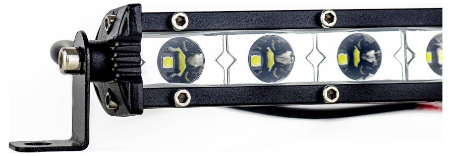 Řada LED světel v černém pouzdře, namontovaná na konzoli, určená pro použití v automobilovém nebo venkovním osvětlení.