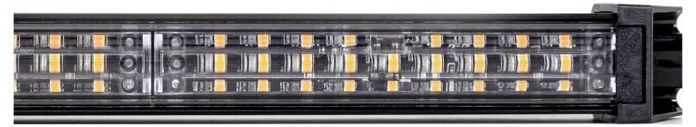 Detailní pohled na LED světelnou lištu zobrazující řadu malých obdélníkových LED prvků v oranžové a stříbrné barvě uspořádaných v rovnoběžných řadách.