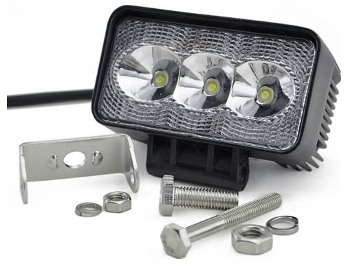 'LED světlo se třemi žárovkami, kovový montážní držák a sada různých šroubů a matic, určené pro upevnění na vozidla nebo zařízení.'
