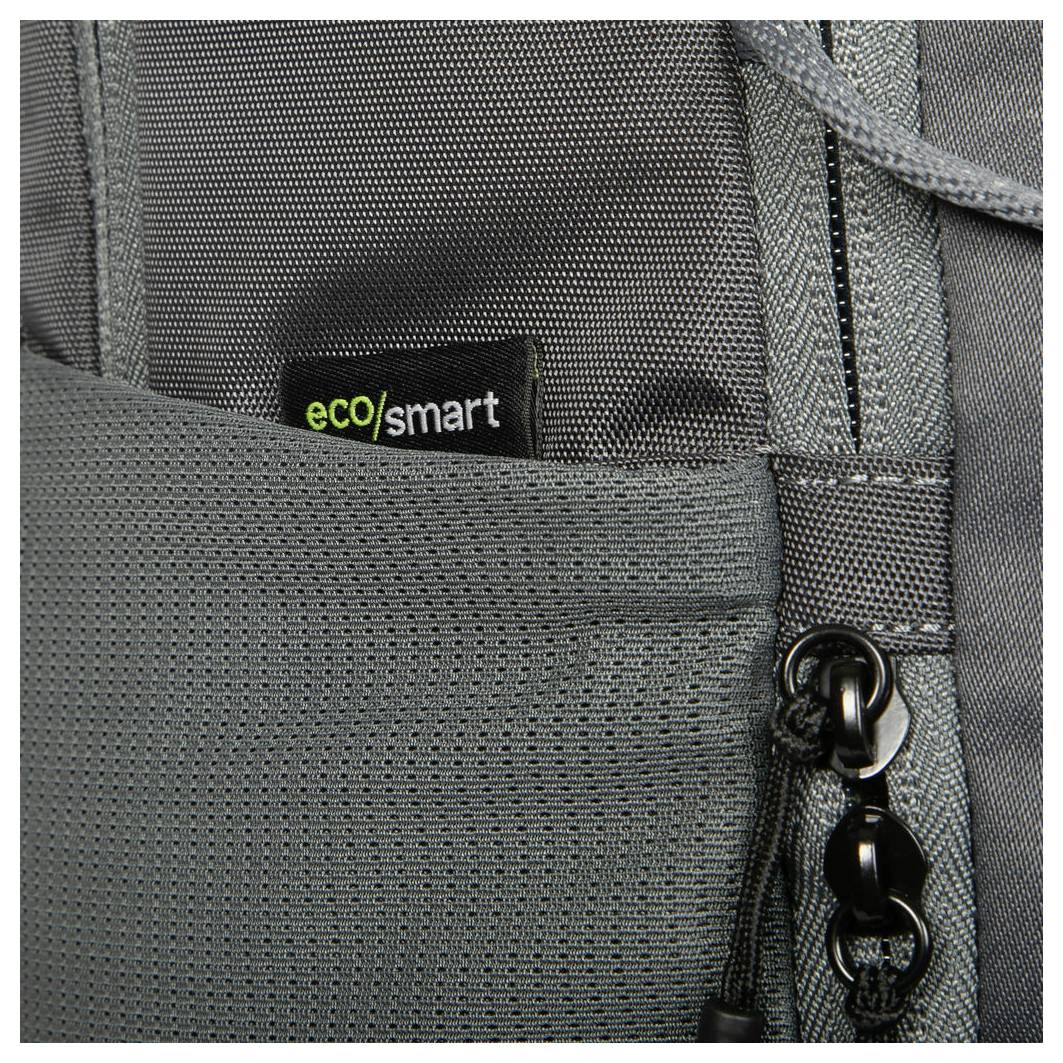 Detailní záběr šedé textilní tašky s viditelným štítkem 'eco/smart', zobrazující detail síťové kapsy a černé zipy.