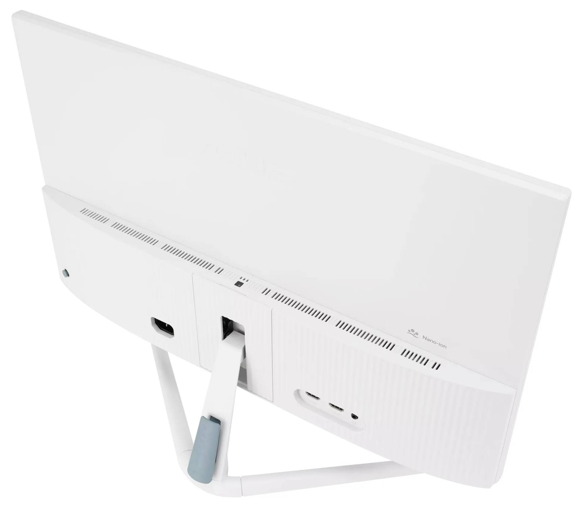 Obrázek zobrazuje pohled zezadu na bílý počítačový monitor se stojanem. Design je elegantní, s větracími otvory a několika porty.