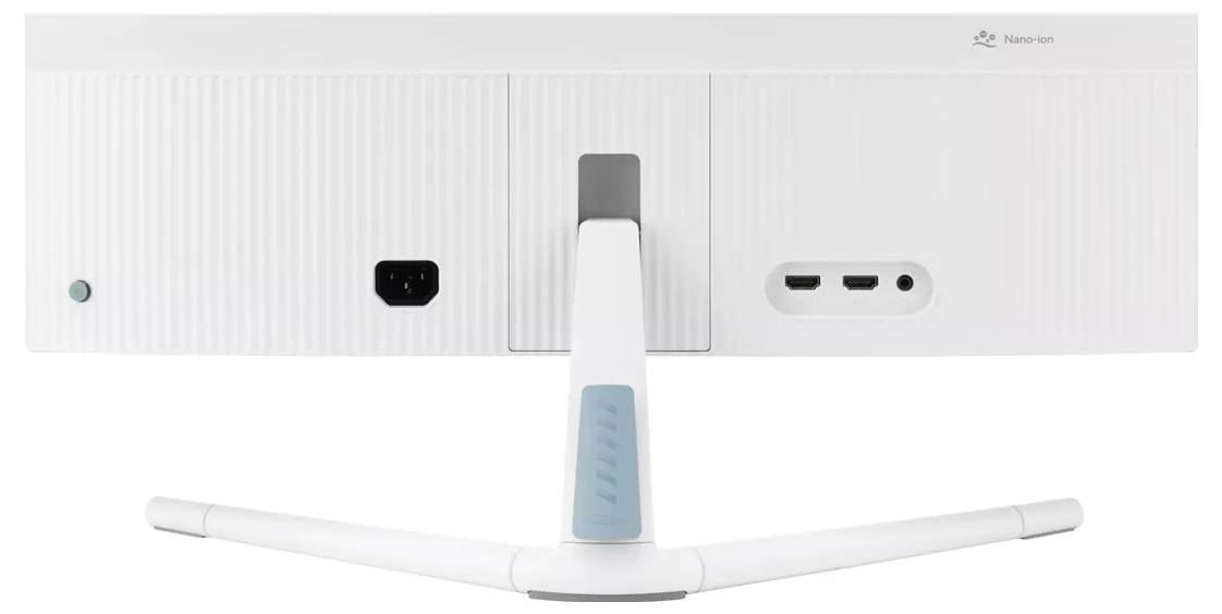 Pohled zezadu na bílý počítačový monitor s centrální podstavou, napájecím portem a dvěma HDMI porty.