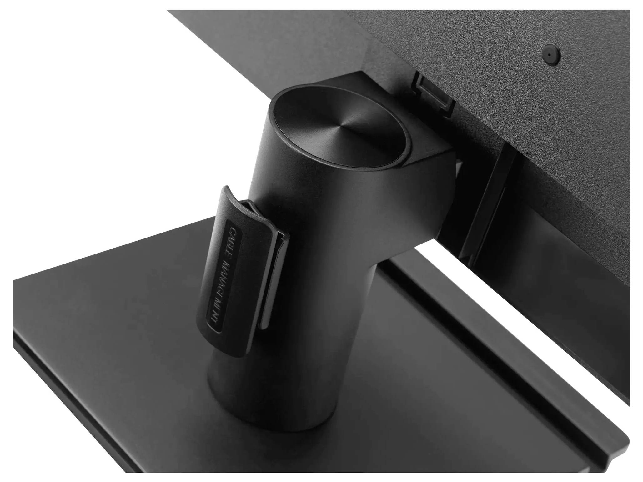 Detailní záběr černého stojanu na monitor s nastavitelným mechanismem, který zobrazuje detaily jeho kloubů a struktury.