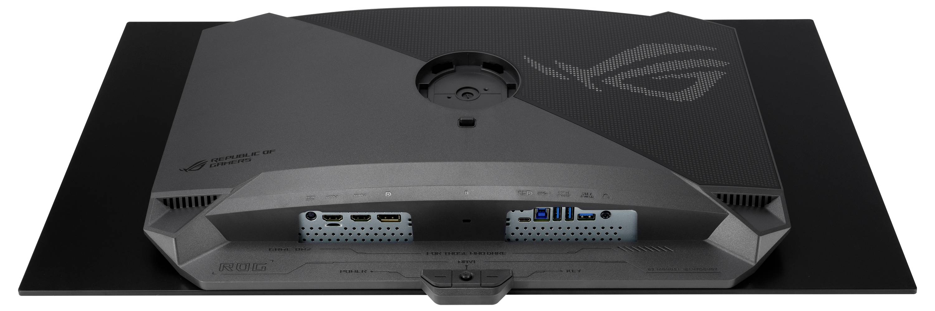 Herní monitor sledovaný zezadu, zobrazující porty včetně HDMI, DisplayPort, USB a napájecích vstupů, s elegantním, šikmým designem.