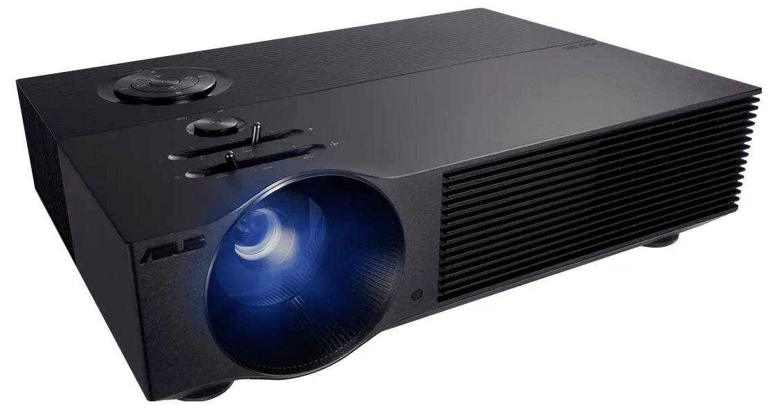 Černý digitální projektor nakloněný doprava, s modrým zářícím objektivem, vhodný pro prezentace nebo domácí domácí kino.