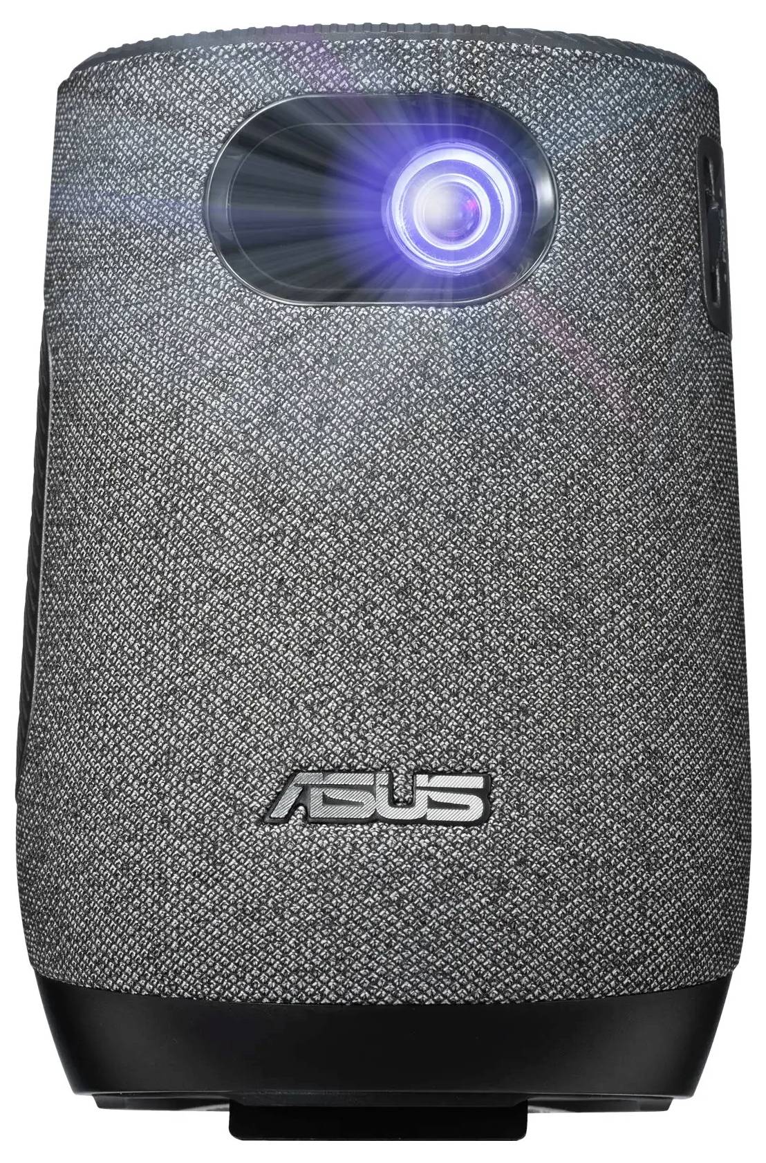 Přenosný šedý projektor s textilním potahem, promítající světlo ze svého objektivu, s logem ASUS vpředu.