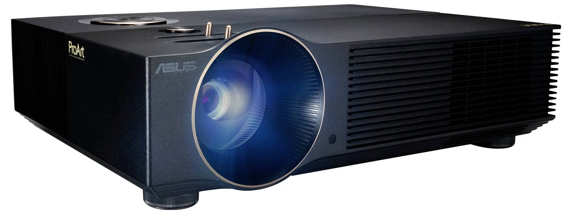 Černý projektor s kovovými akcenty, označený logem 'ASUS', s výraznou čočkou vyzařující modré světlo, navržený pro prezentace nebo domácí promítání filmů.