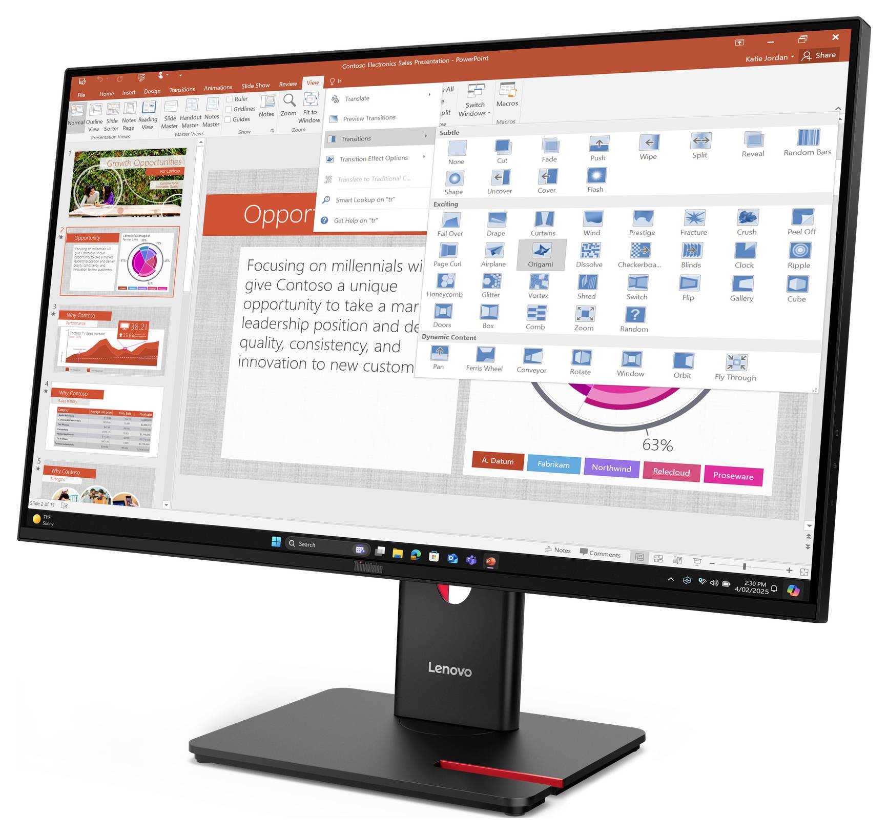 Počítačový monitor Lenovo zobrazující PowerPoint prezentaci s otevřeným rozbalovacím menu, různými rozloženími snímků a možnostmi designu.