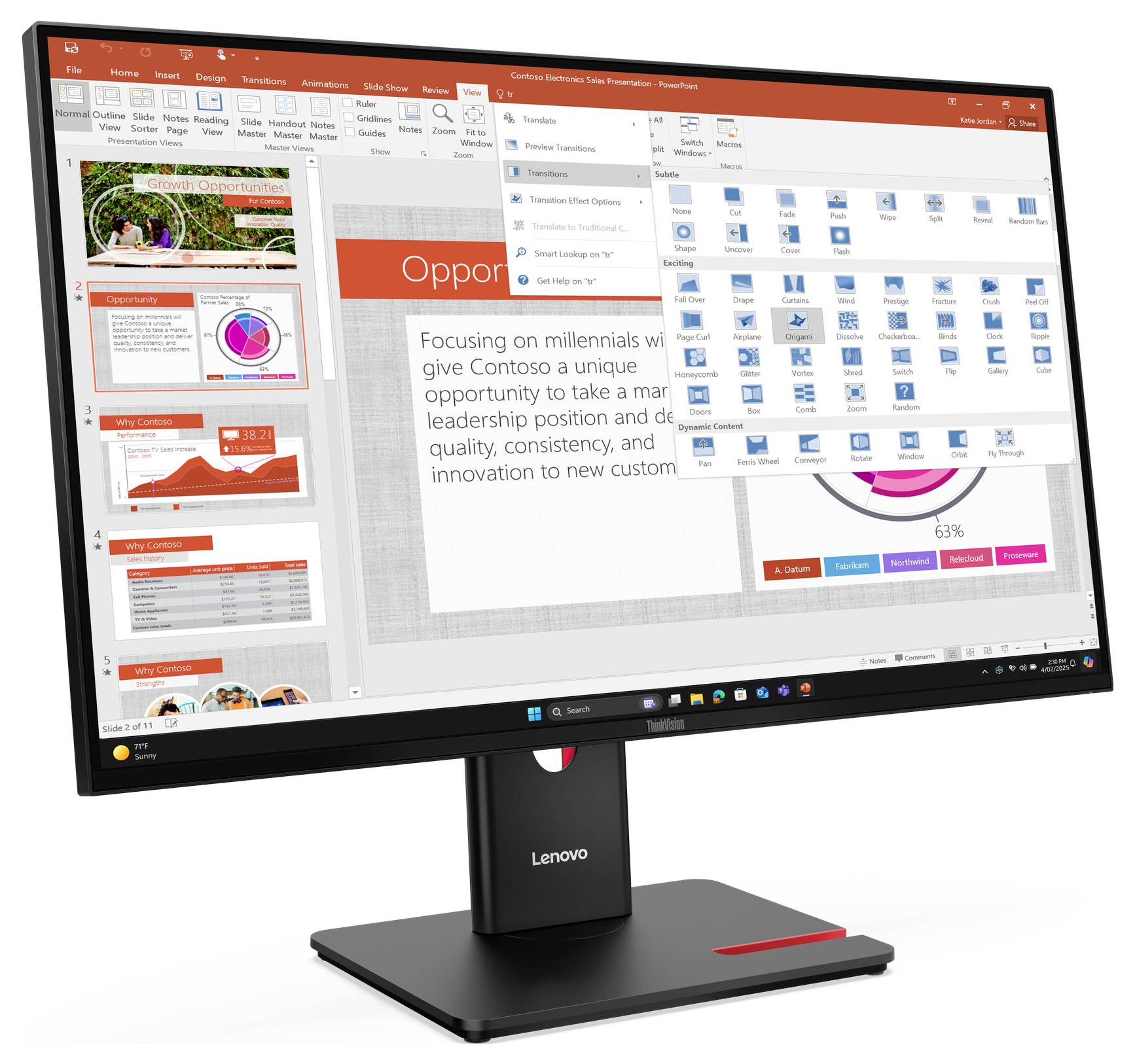 Monitor Lenovo zobrazující prezentaci PowerPoint se snímky zaměřenými na obchodní příležitosti, grafy a nástroje pro přechody.