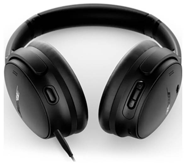 Černá bezdrátová sluchátka over-ear se zobrazenými tlačítky a kabelovým připojením umístěná na bílém pozadí.