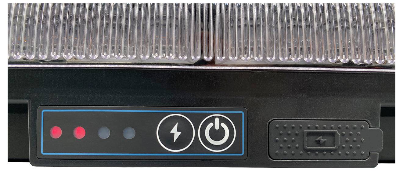 Černý ovládací panel s elektrickým symbolem blesku, symbolem napájení a portem. Dvě červené kontrolky signalizují stav nebo aktivitu.