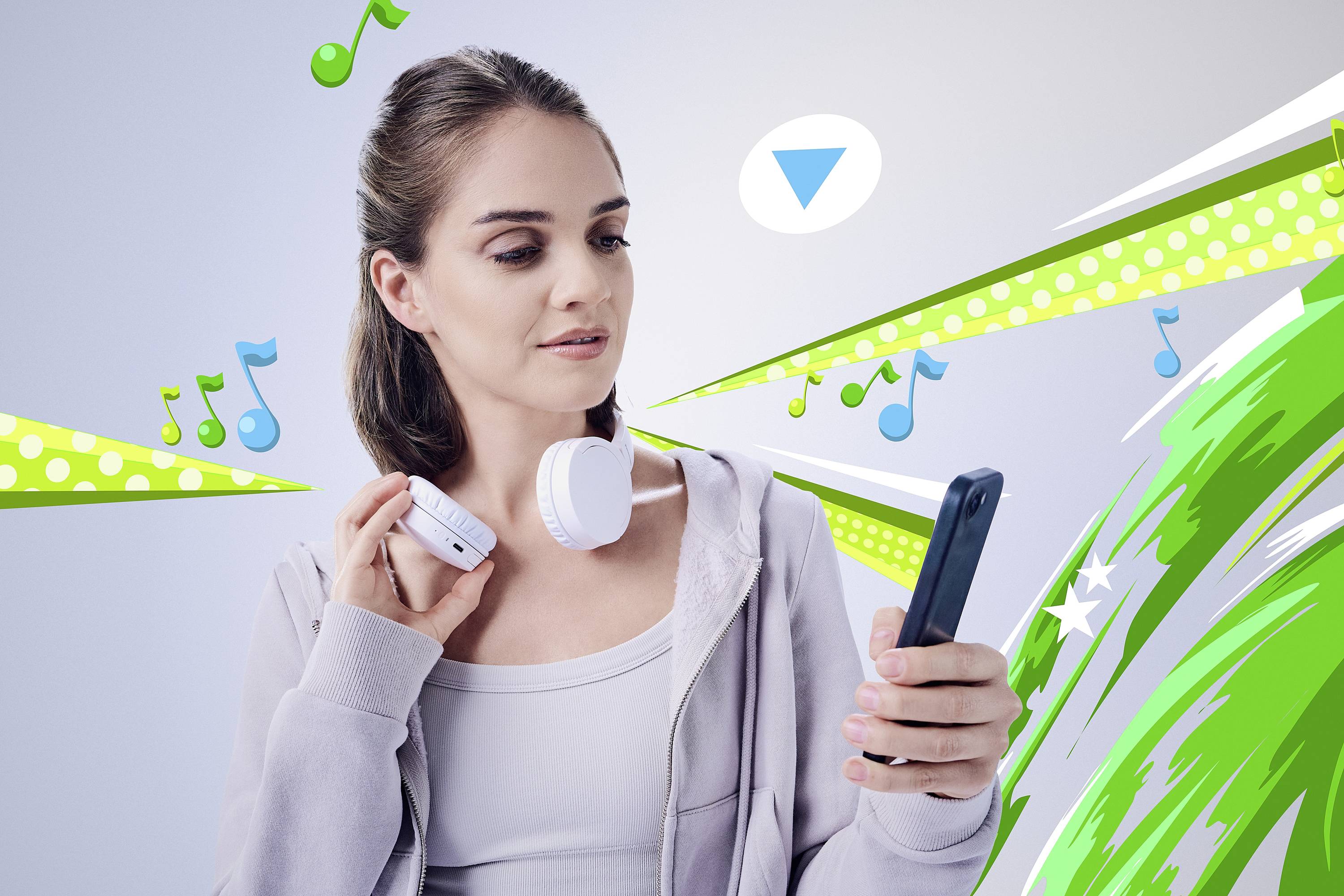 Osoba držící telefon s headsety zavěšenými kolem krku, obklopená barevnými hudebními notami a abstraktními zelenými designovými prvky, což naznačuje streamování hudby.