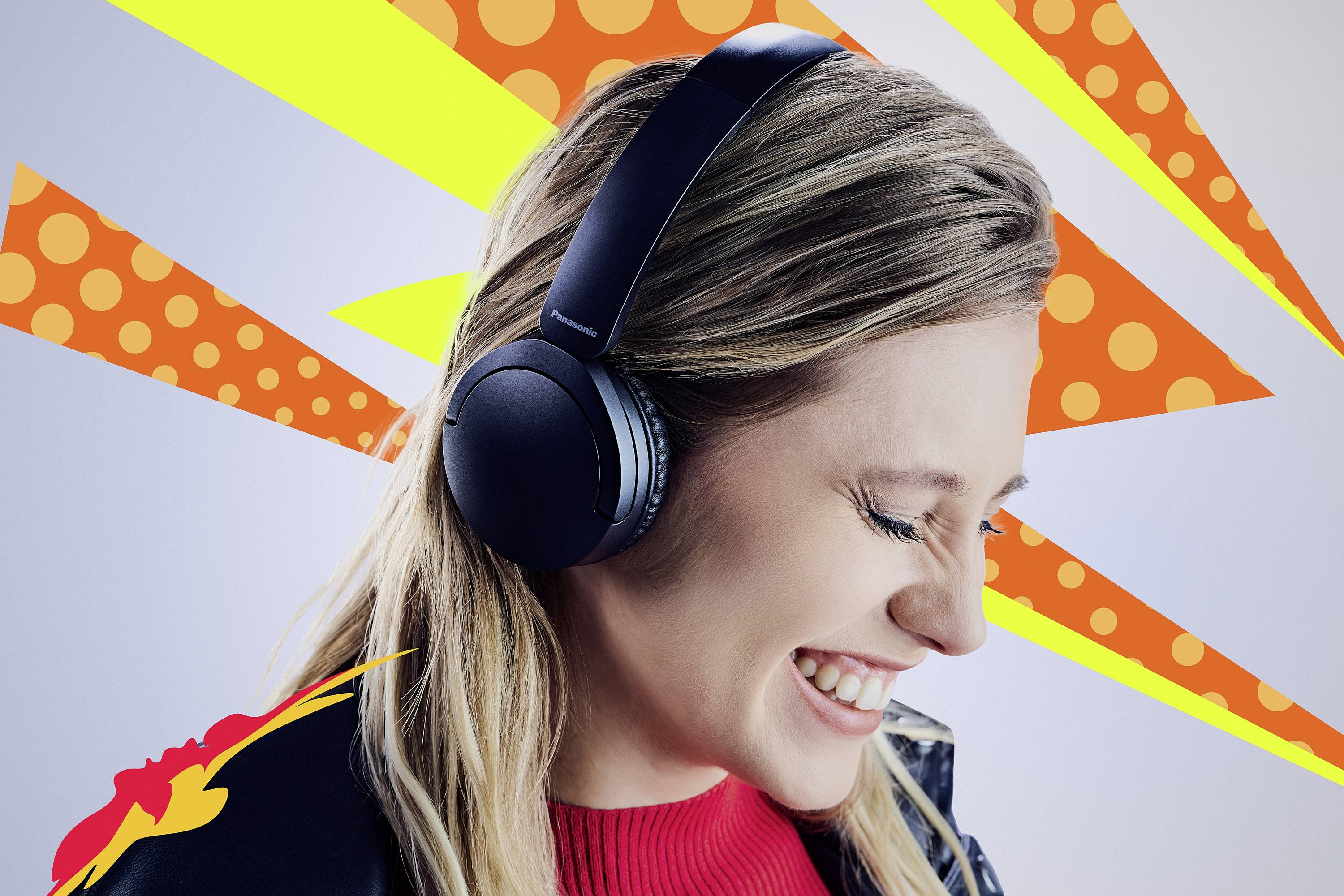 Osoba s nasazenými sluchátky se usmívá před barevným pozadím s oranžovými a žlutými abstraktními tvary.