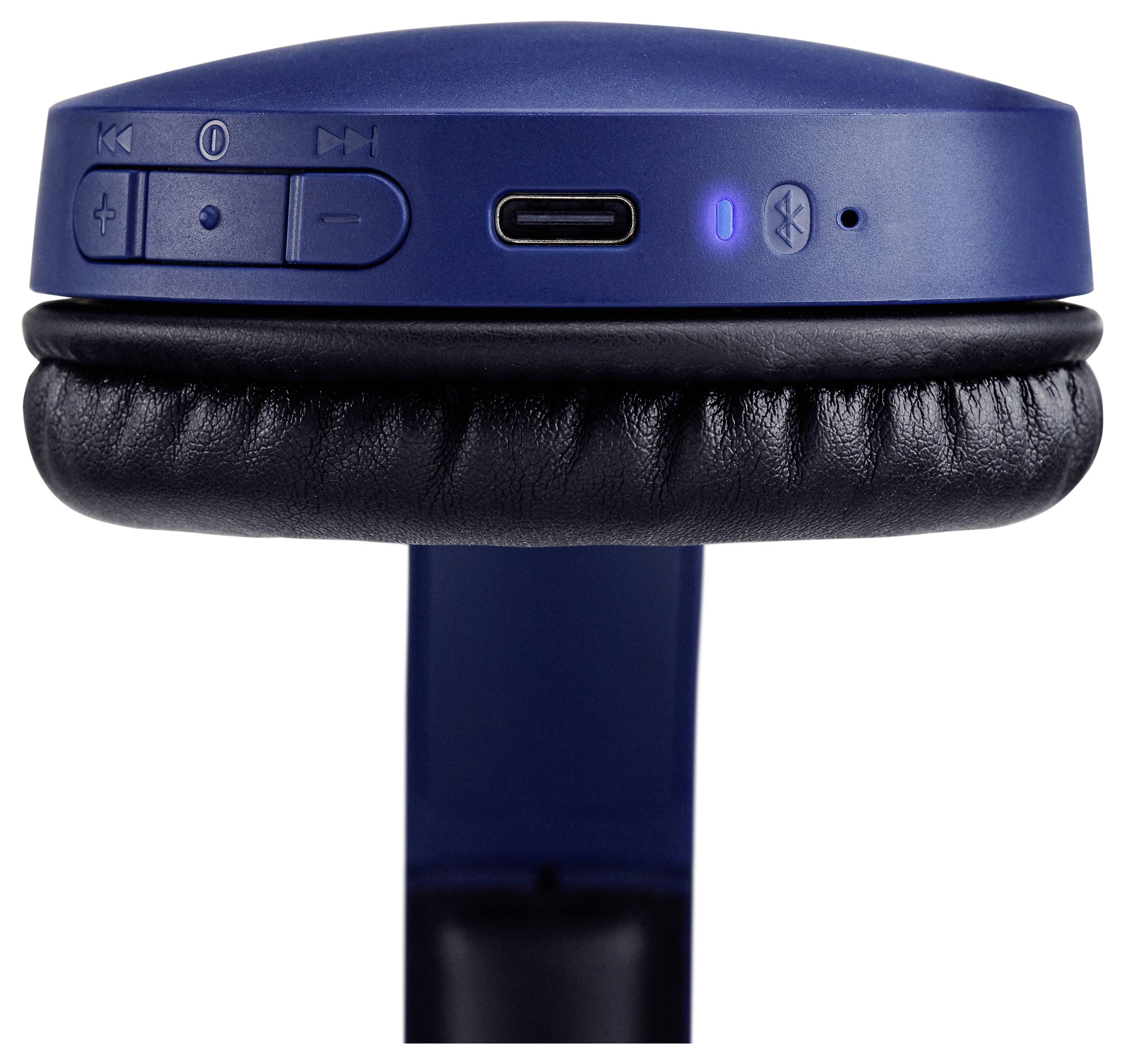 Modré bezdrátové sluchátka zobrazující ovládací tlačítka a nabíjecí port na straně jedné náušnice, s viditelným koženým polstrováním.