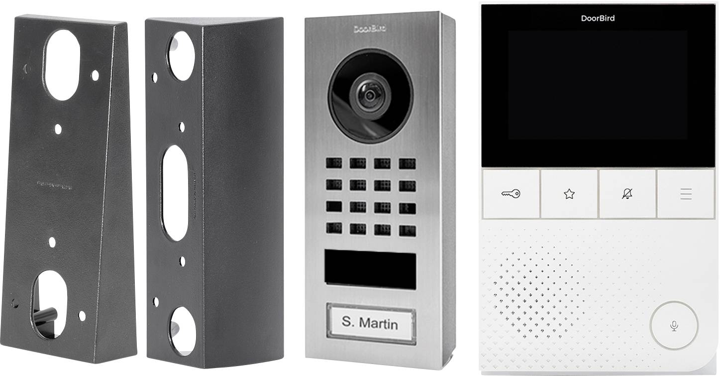 Videotelefon DoorBird s kamerou, klávesnicí, označený štítkem 'S. Martin' a montážní deskou, umístěný vedle dotykového ovládacího panelu.