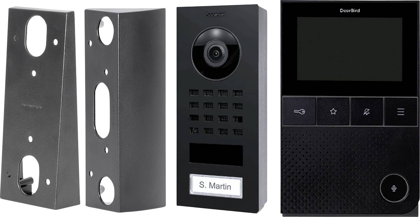 Systém domovního videotelefonu 'Doorbird' zobrazující různé komponenty, včetně montážních úchytů a kamerového modulu označeného štítkem 'S. Martin'.