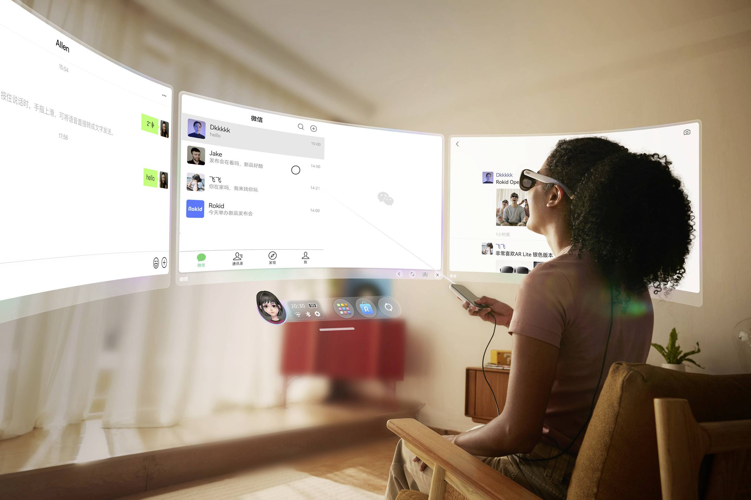 Osoba nosící brýle rozšířené reality interaguje se třemi plovoucími digitálními obrazovkami zobrazujícími komunikační aplikace v moderním domácím prostředí.