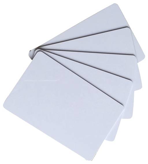 Pět překrývajících se prázdných bílých karet rozložených vějířovitě na bílém povrchu.