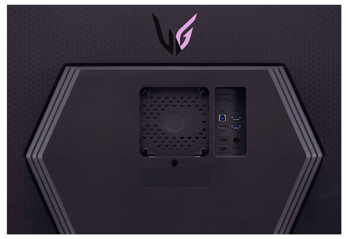 Zadní panel monitoru s montážním úchytem, logem nahoře a porty včetně HDMI, DisplayPort, USB a sluchátkového jacku.