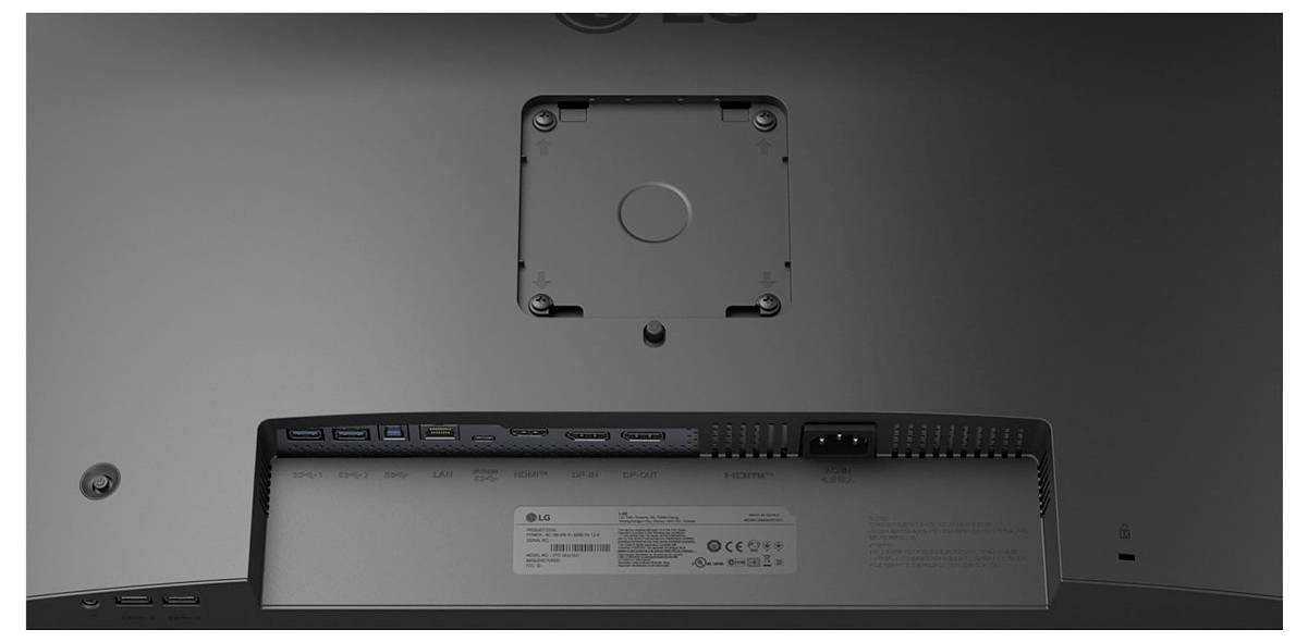 Obrázek ukazuje zadní stranu monitoru s uchycením VESA, vstupem napájení, několika USB porty a štítkem s informacemi o modelu a produktu.