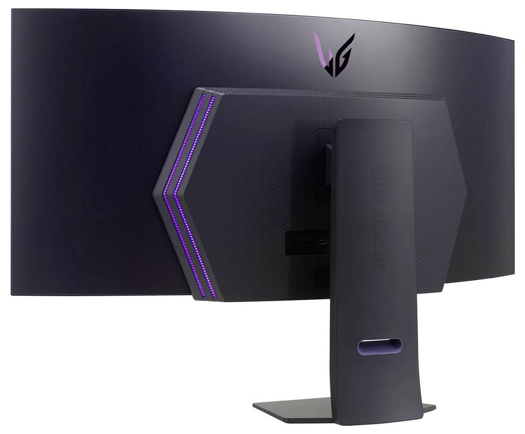 Pohled zezadu na zakřivený ultraširokoplošný monitor se stojanem, s LED podsvícením a výrazným polygonálním vzorem na zadním panelu.