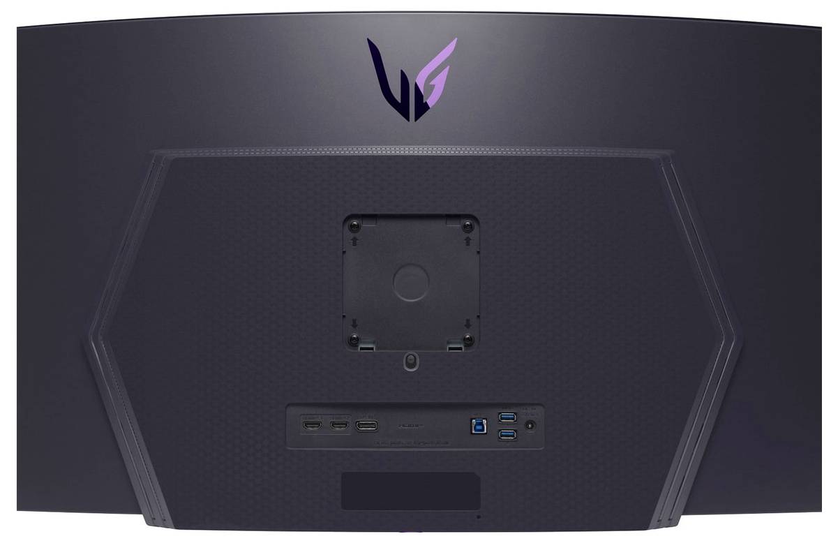 Černý monitor s viditelným zadním panelem, který nabízí různé porty a jedinečné logo. Porty zahrnují USB a HDMI, navržené pro snadné připojení.
