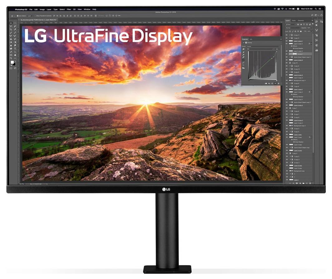 Monitor zobrazuje živou krajinnou scénu se západem slunce nad kopci. Text zobrazuje 'LG UltraFine Display'. Na obrazovce je otevřený editační software.