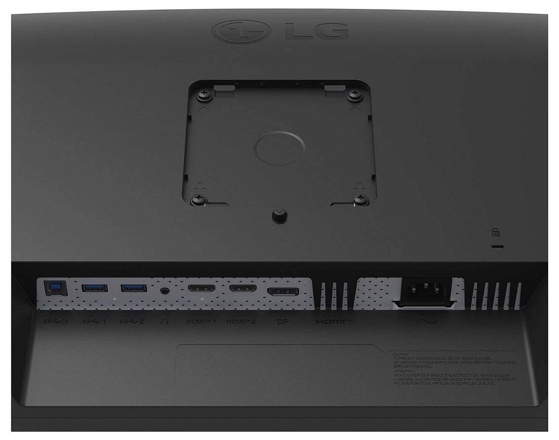 Zadní pohled na monitor LG zobrazující porty včetně USB, HDMI a DisplayPort umístěné pod držákem VESA
