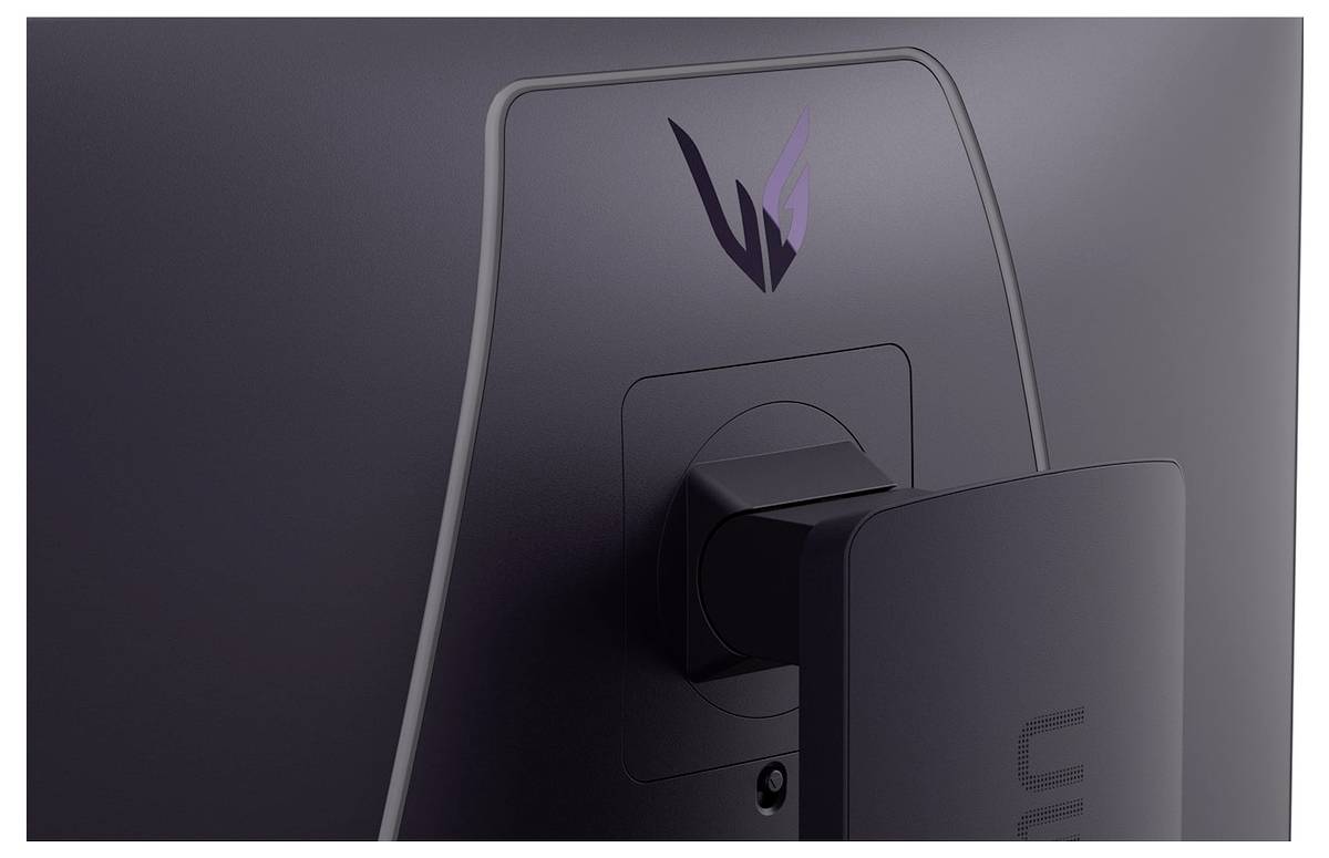 Zadní pohled na monitor s připevněnou podstavou, s jemným fialovým logem v horní zadní části.