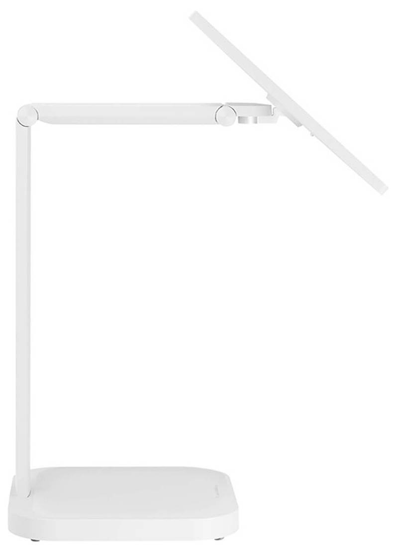 Bílá, moderní stolní lampa s nastavitelným ramenem a plochou obdélníkovou hlavicí, nakloněná tak, aby světlo směřovalo dolů.