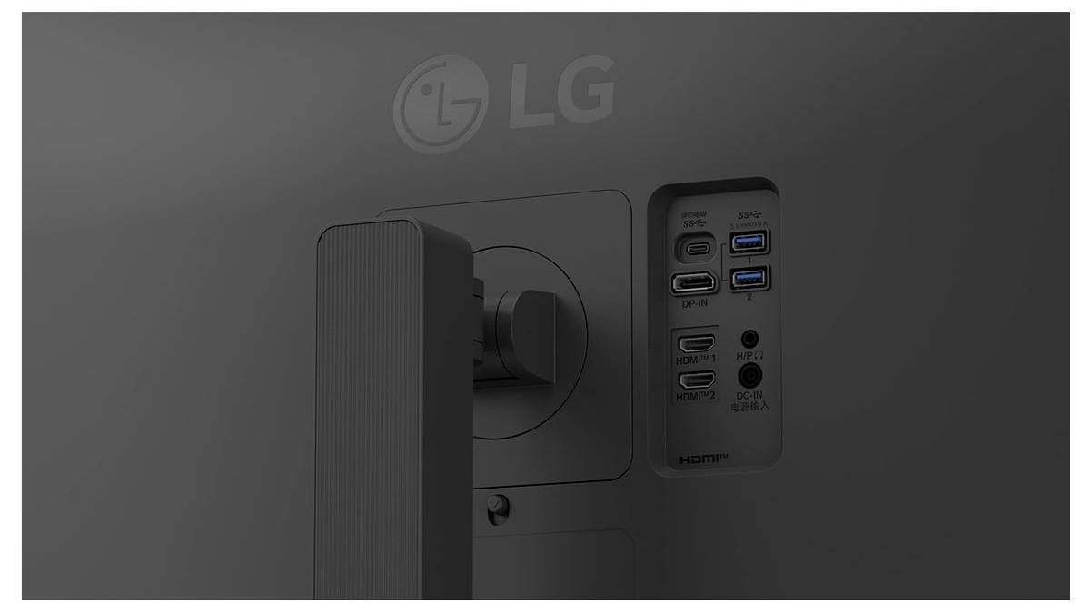 Zadní strana monitoru zobrazující různé porty: USB Type-C, HDMI, DisplayPort a audio konektor, s logem LG viditelným nahoře.