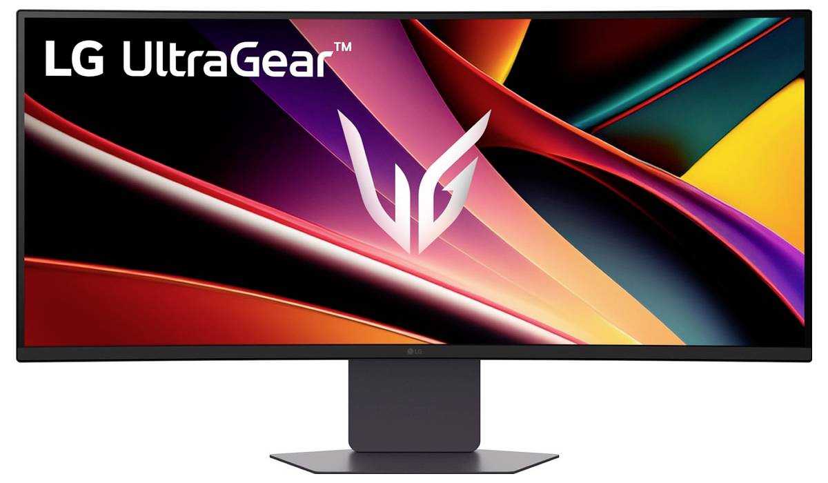 Širokoúhlý monitor zobrazující logo a živé barvy spojené s řadou 'LG UltraGear', což naznačuje, že je určen pro hraní her.