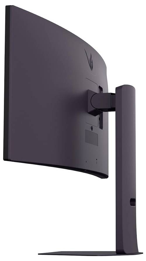 Boční pohled na zakřivený počítačový monitor s tenkou, matně černou základnou, který předvádí jeho elegantní design a nastavitelné rameno.