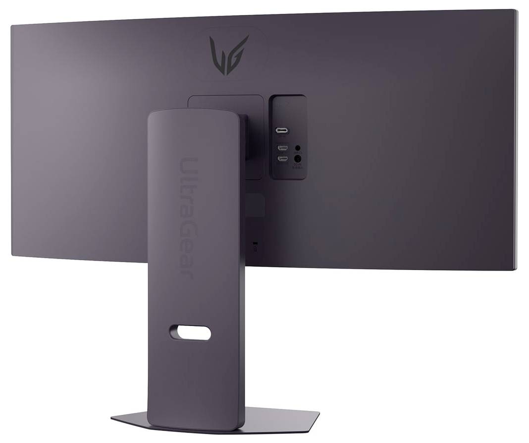Elegantní, široký počítačový monitor sledovaný zezadu, který ukazuje dva USB porty a konzoli označenou 'UltraGear' na stojanu.