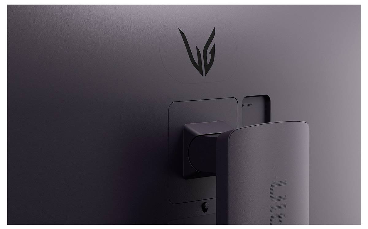 Pohled zezadu na monitor s logem 'VG', zobrazující jeho montážní konzoli a část stojanu, vše v elegantním tmavém designu.