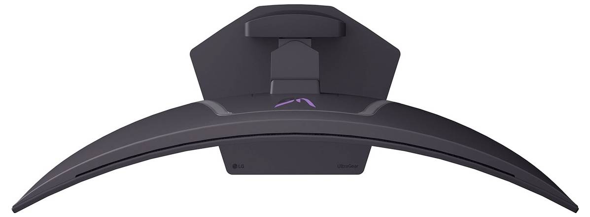 Zakřivený monitor pohled shora, upevněný na nástěnném držáku. Monitor má elegantní, moderní design s jemným podsvícením.