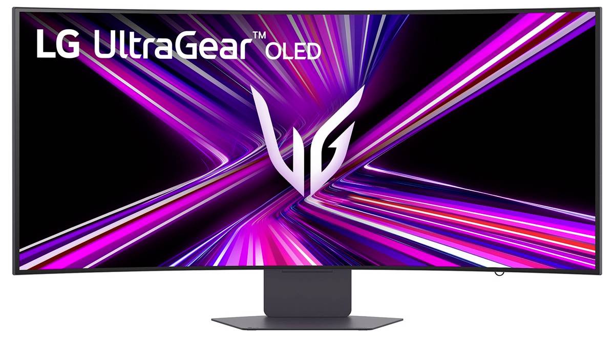 Na širokoplošném monitoru se zobrazují živé fialové a růžové diagonální pruhy. Logo 'LG UltraGear OLED' je v levém horním rohu.