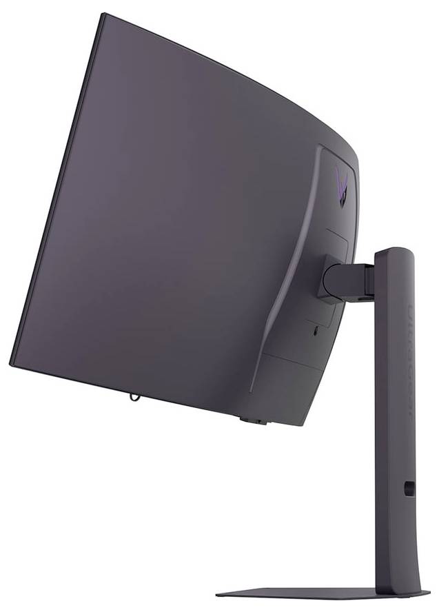 Boční pohled na zakřivený počítačový monitor na podstavci, bez viditelného obsahu na obrazovce. Design působí elegantně a moderně.