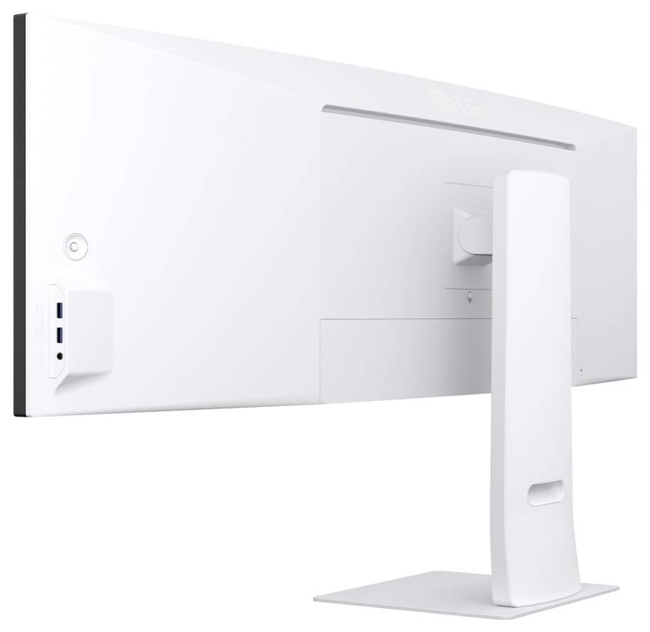 Bílý počítačový monitor pohledem zezadu, který demonstruje jeho elegantní design a stojan. Po straně jsou viditelné multiple USB porty.