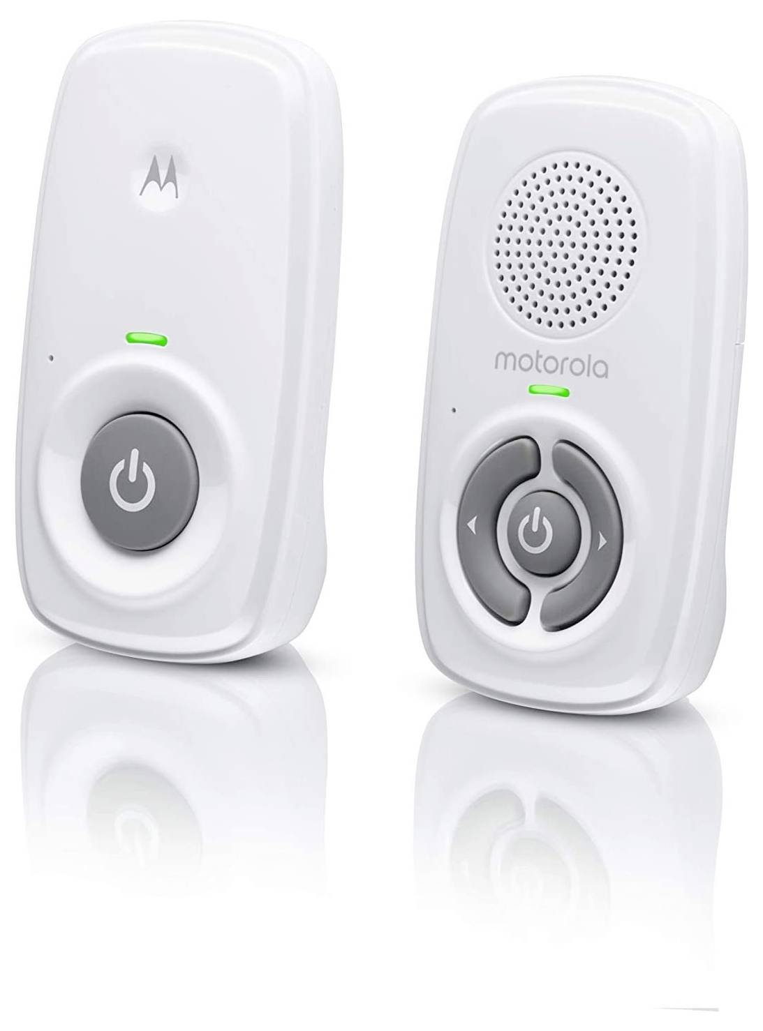 Dva bílé dětské monitory značky Motorola s velkými tlačítky a větrací mřížkou reproduktorů, umístěné vedle sebe.