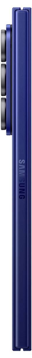 Boční pohled na modrý smartphone s třemi zadními objektivy fotoaparátu a štíhlým profilem.