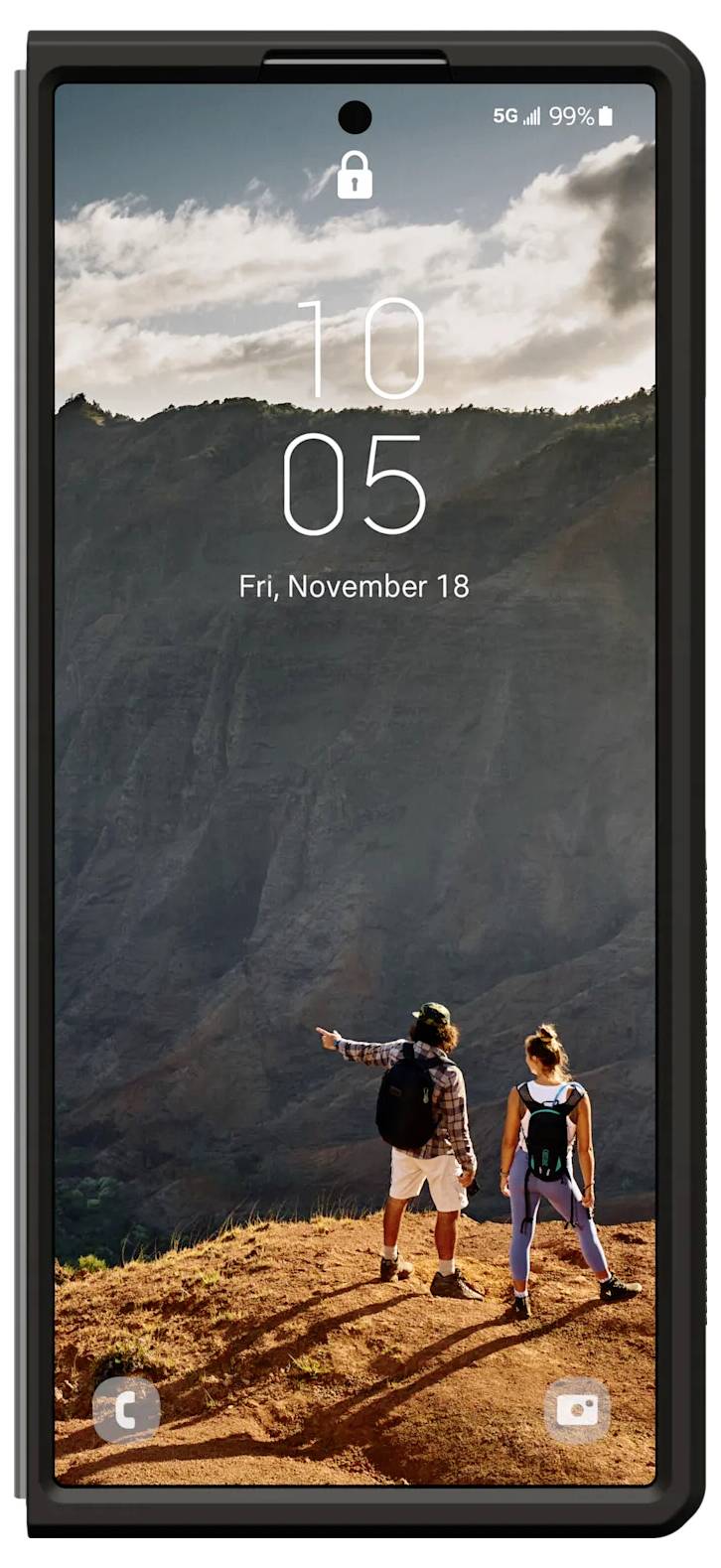 Dva lidé stojí na útesu a vychutnávají si scenérický výhled na hory při západu slunce. Na displeji chytrého telefonu je zobrazený čas '10:05' a datum 'pátek, 18. listopadu'.