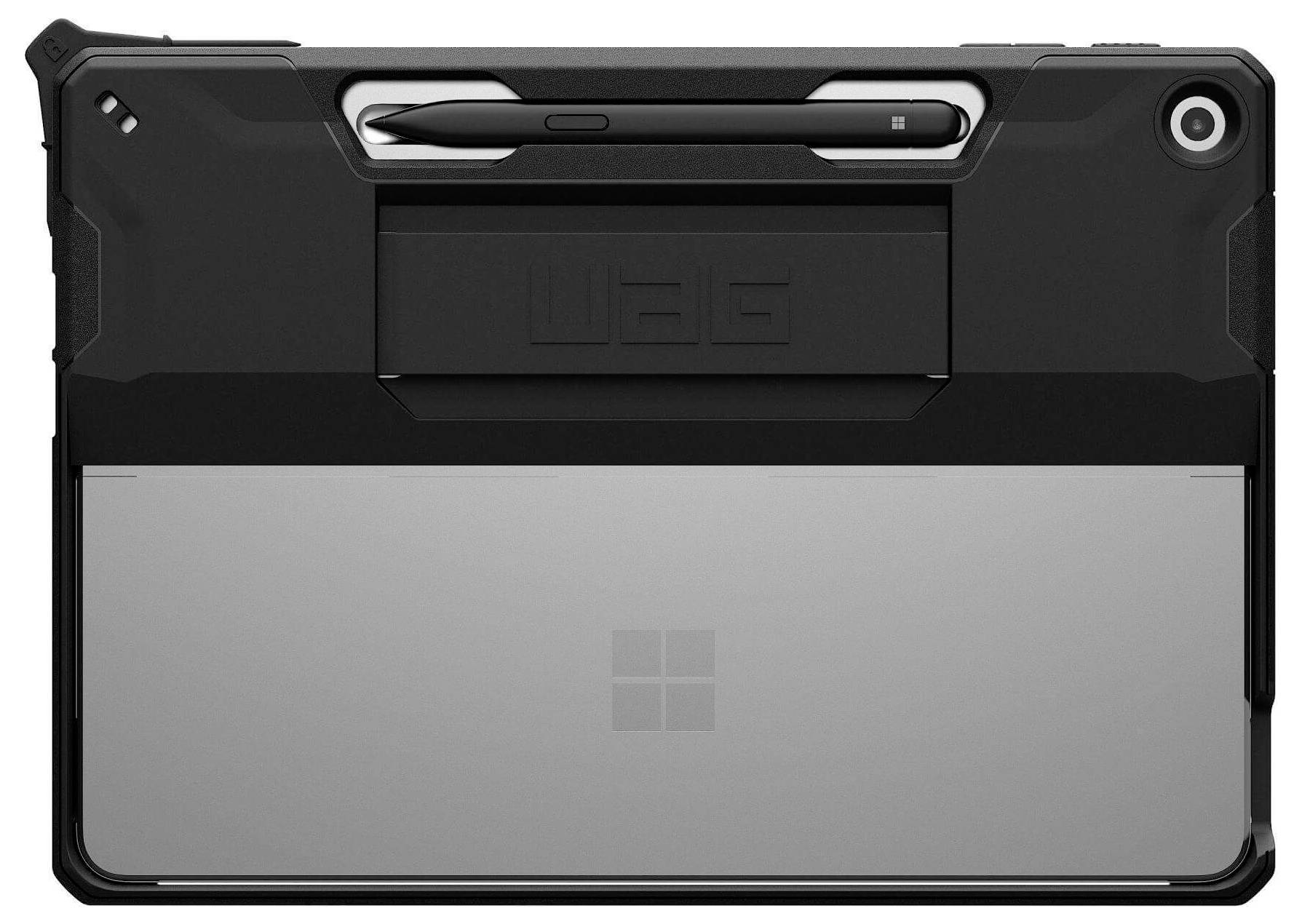 Odolný černý kryt na tabletu s integrovaným stojánkem, držákem na stylus a viditelným logem Microsoft na zadní straně zařízení.