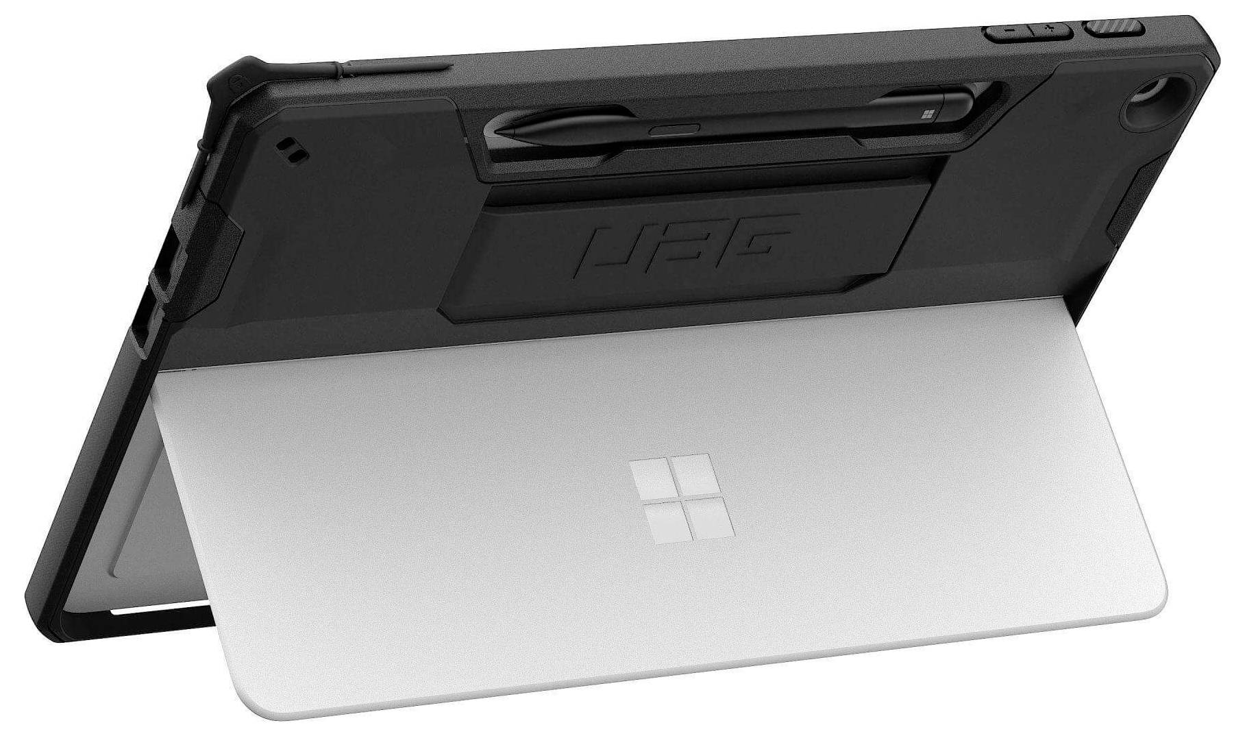 Černý hrubý kryt s integrovaným stojánkem, který drží otevřený stříbrný tablet s malým logem Windows, s připevněným stylusem nahoře.