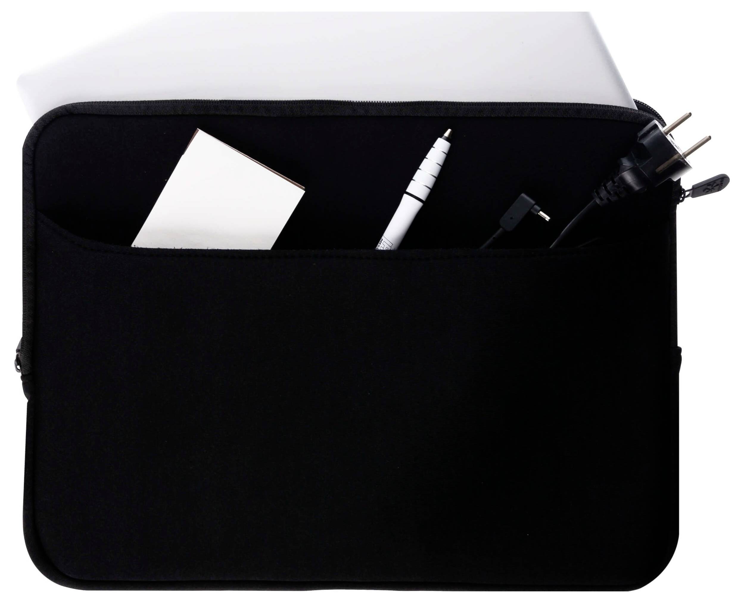 Černé pouzdro na notebook s přední kapsou obsahující notes, bílé pero a různé kabely, včetně napájecího adaptéru.