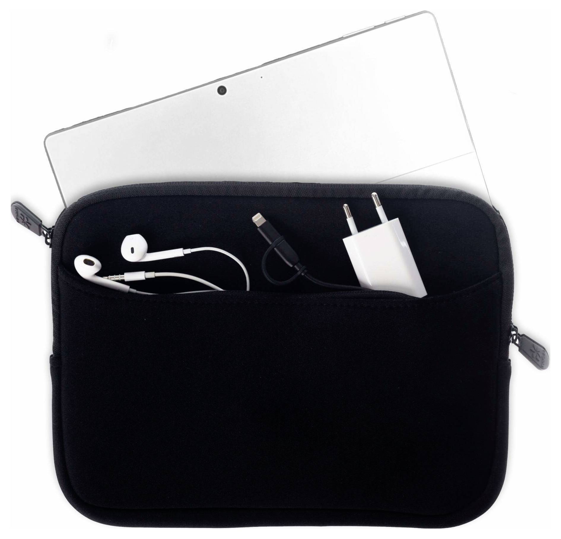 Černá taška s tabletem, sluchátky, USB kabelem a nabíječkou zřetelně uloženými v otevřeném oddílu.