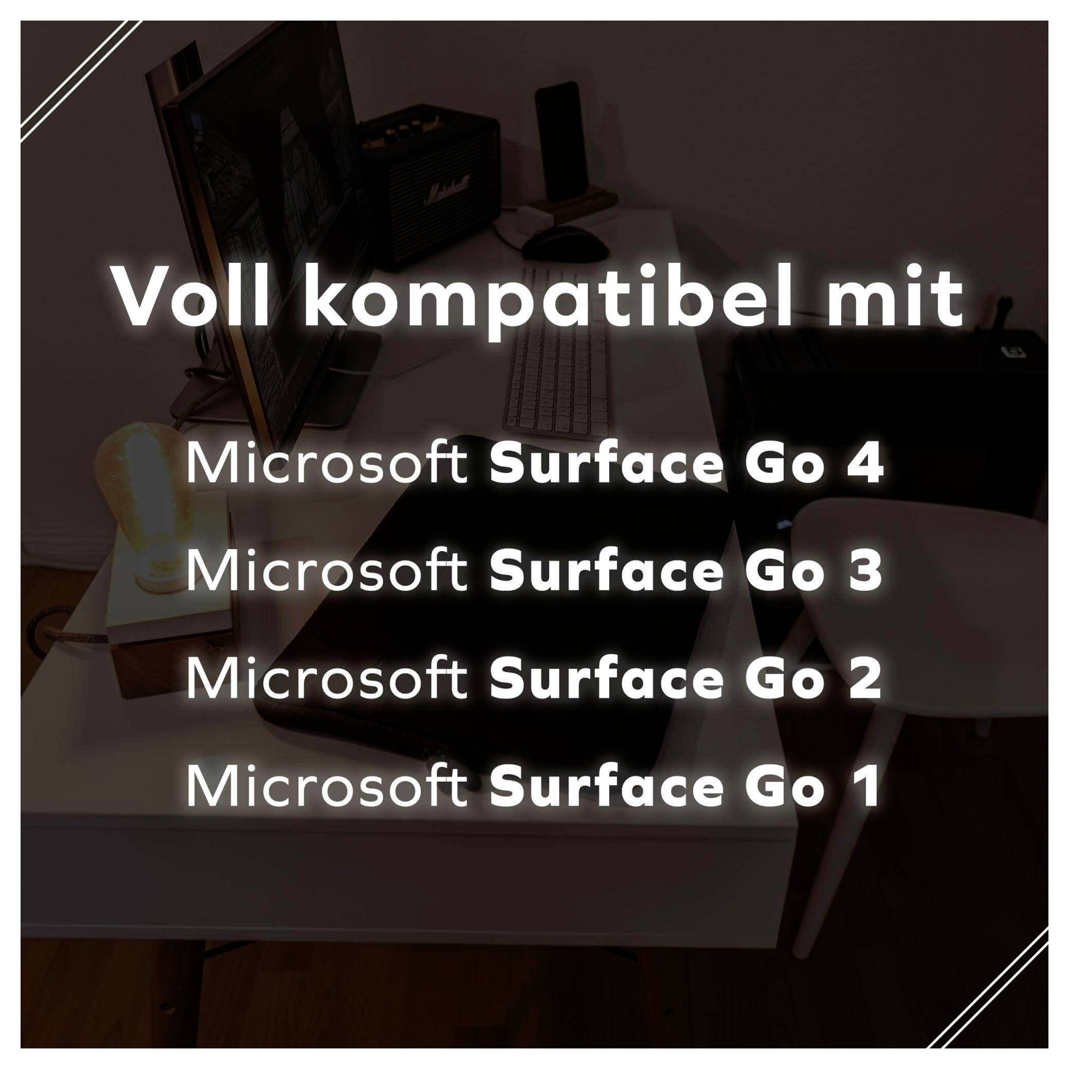 Stůl s počítačovou sestavou. Text v němčině zní: 'Plně kompatibilní s Microsoft Surface Go 4, 3, 2, 1', který uvádí kompatibilitu.
